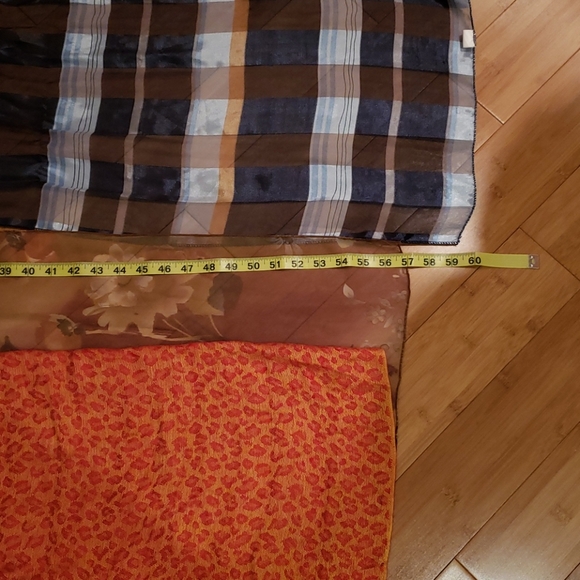 Scarfs,and wraps - Picture 3 of 8